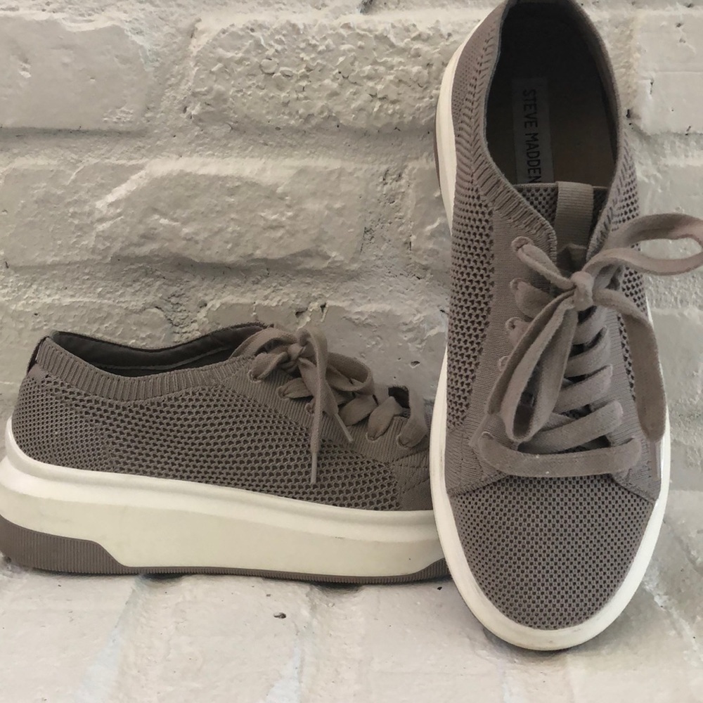 Rarely worn! Steve Madden Savage Women's Sneakers sz 9!